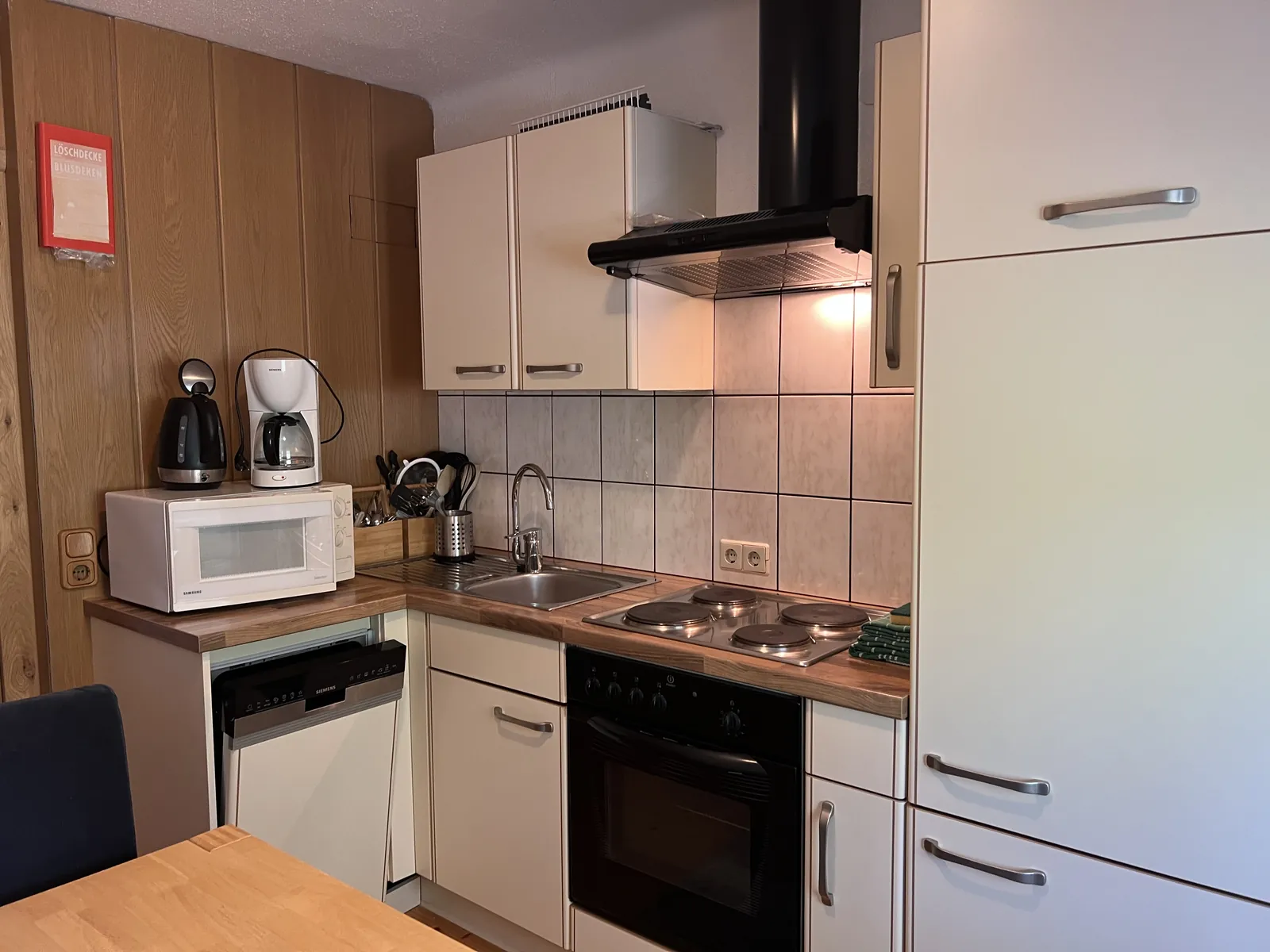 Keuken met oven en vaatwasser