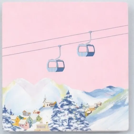Wandtegeltje met een tekening van Forstau in de sneeuw, met gondels boven het dorp